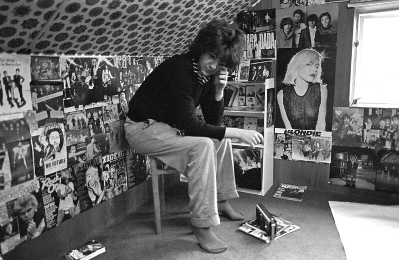 File:Hero-magazine-Dave-Twist-in-teenage-bedroom-1978-by-Brendan-Jackson.jpg